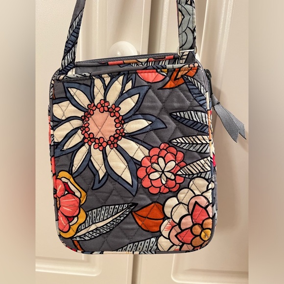 Vera Bradley Crossbody cloth bag. Tropical Evening pattern. - Picture 2 of 10